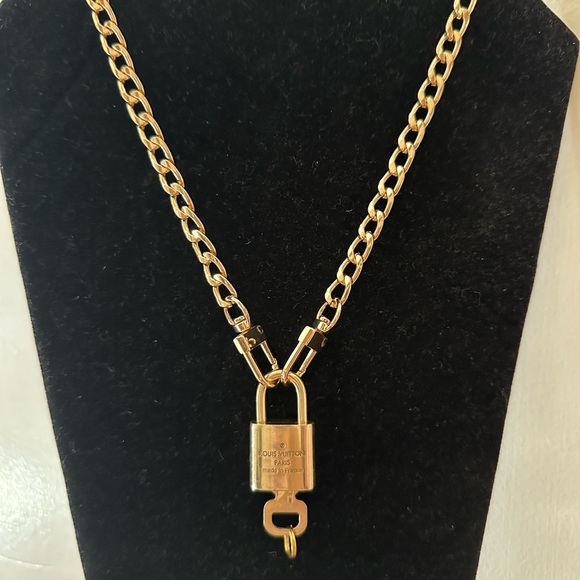Louis Vuitton SUPER SHINY Lock & Key #339 with chain - Picture 3 of 5